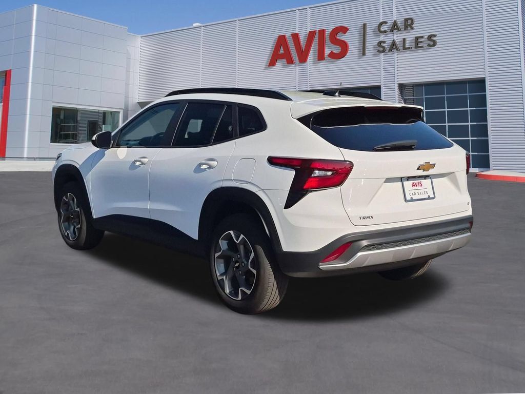 Used 2025 Chevrolet Trax LT w/ LT Convenience Package FWD image 9