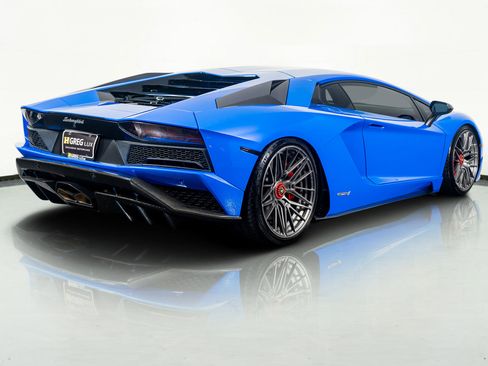 Used 2018 Lamborghini Aventador S image 11
