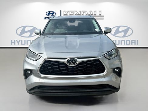 Used 2021 Toyota Highlander XLE FWD image 2