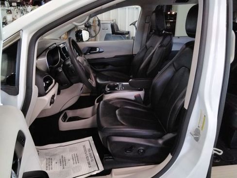 Used 2024 Chrysler Pacifica Touring-L image 9