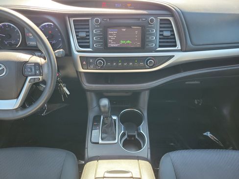 Used 2019 Toyota Highlander LE image 17