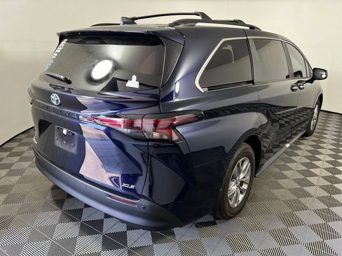 Certified 2025 Toyota Sienna XLE AWD/4WD image 5