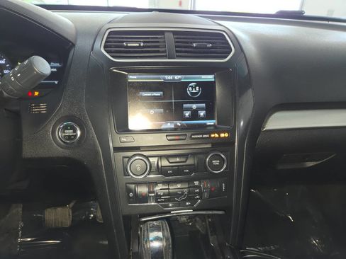 Used 2016 Ford Explorer XLT w/ Equipment Group 202A AWD/4WD image 34