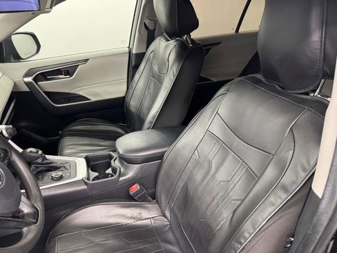 Used 2020 Toyota RAV4 XLE w/ Carpet Mat Package AWD/4WD image 9