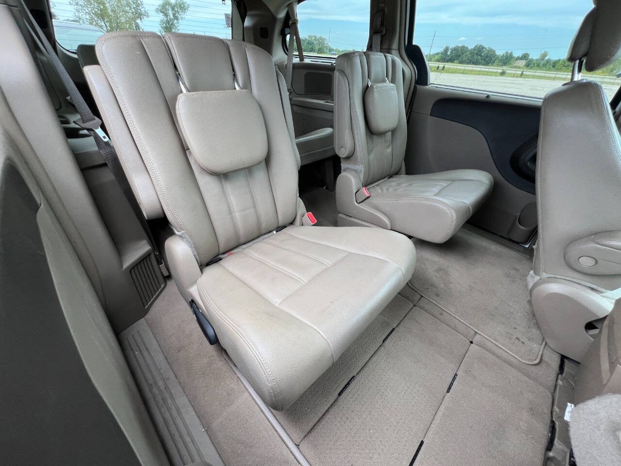 Used 2015 Chrysler Town & Country Touring w/ Driver Convenience Group FWD image 7