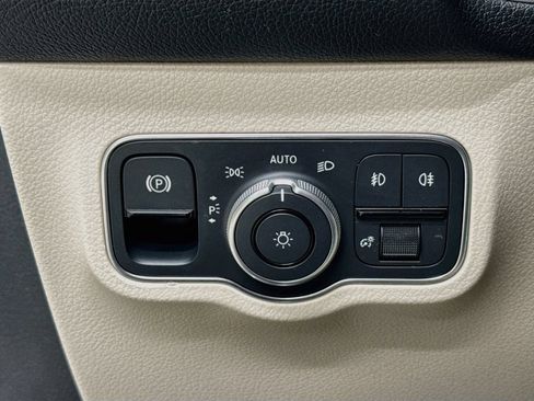 Used 2022 Mercedes-Benz GLB 250 4MATIC image 11