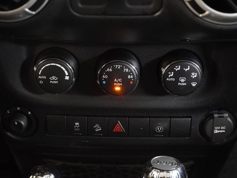 Used 2014 Jeep Wrangler Sahara w/ Connectivity Group AWD/4WD image 19