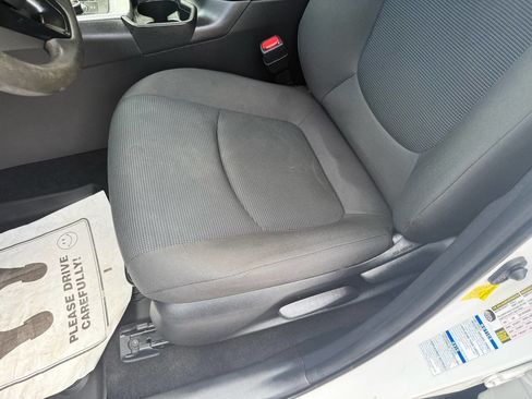 Used 2021 Toyota RAV4 LE AWD/4WD image 29