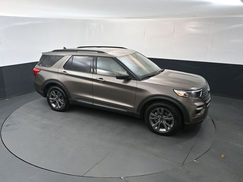 Used 2021 Ford Explorer XLT w/ Equipment Group 202A AWD/4WD image 33