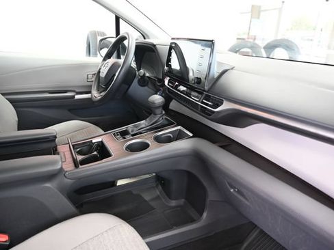 Used 2023 Toyota Sienna LE AWD/4WD image 15