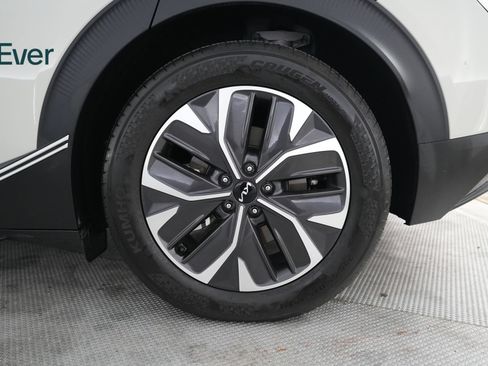 Used 2024 Kia EV6 Light RWD image 9