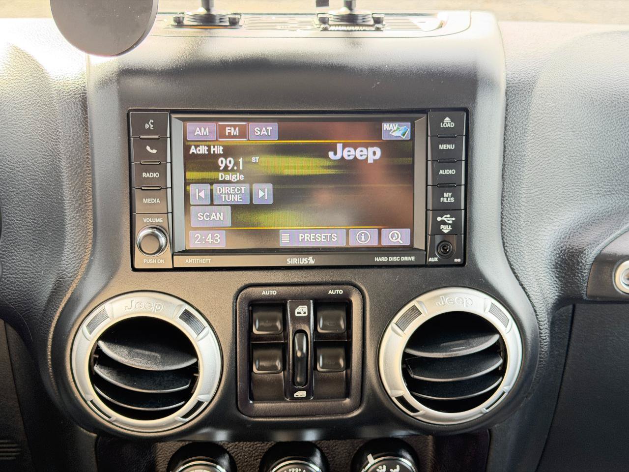 Used 2016 Jeep Wrangler Unlimited Sahara w/ Connectivity Group AWD/4WD image 19