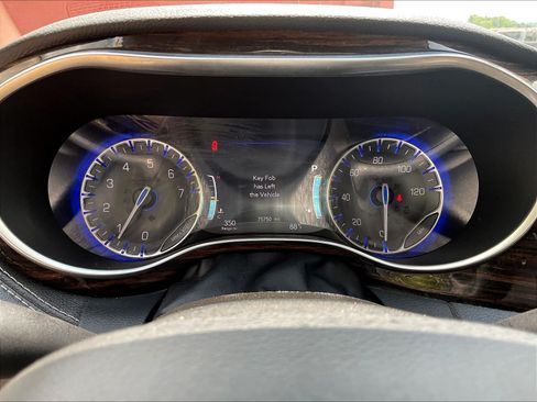 Used 2023 Chrysler Pacifica Limited FWD image 14