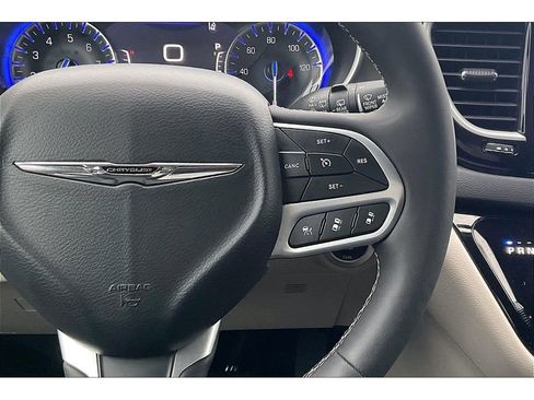 Used 2024 Chrysler Pacifica Touring-L image 19