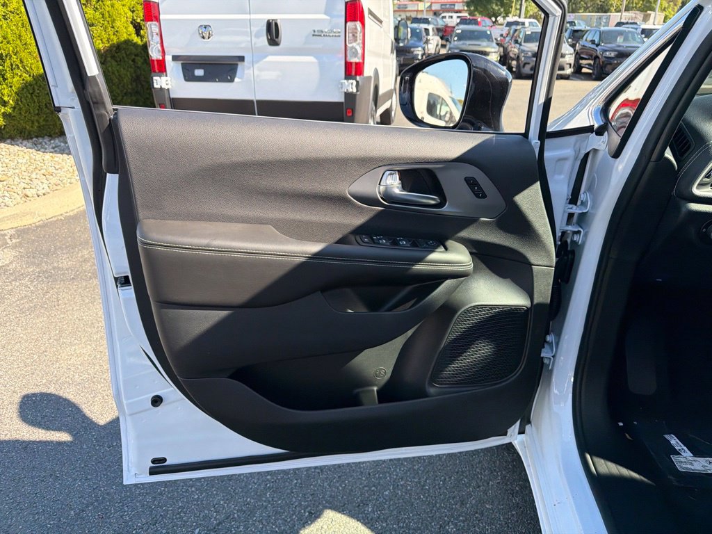 New 2027 Chrysler Pacifica Select FWD image 14