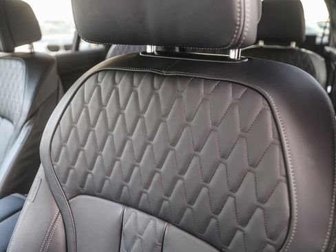 Used 2026 BMW X7 M60i w/ M Sport Professional Package image 22