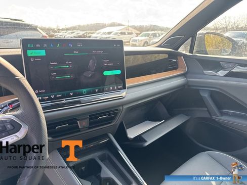 Used 2025 Volkswagen Tiguan SEL R-Line image 12