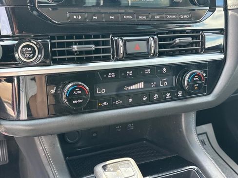 Used 2024 Nissan Pathfinder SL w/ Black Appearance Package FWD image 18