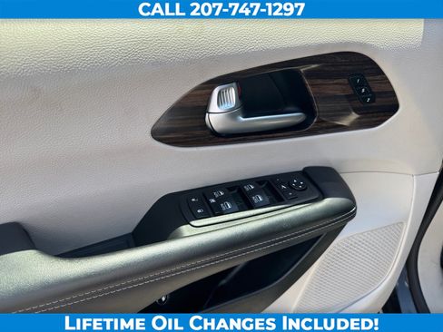 Used 2023 Chrysler Pacifica Limited FWD image 11