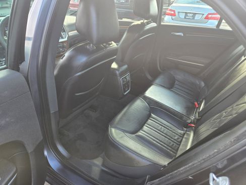 Used 2018 Chrysler 300 C image 8