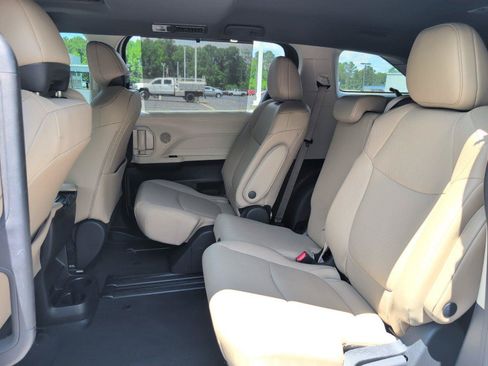 Used 2024 Toyota Sienna XLE FWD image 37