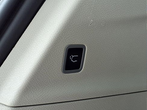Used 2024 Chrysler Pacifica Touring-L FWD image 7