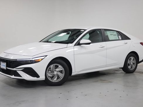 Used 2026 Hyundai Elantra SE FWD image 3