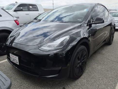 Used 2025 Tesla Model Y Long Range RWD image 2