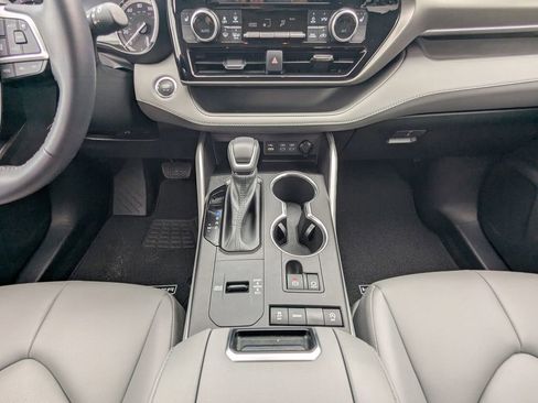 Used 2022 Toyota Highlander XLE image 24