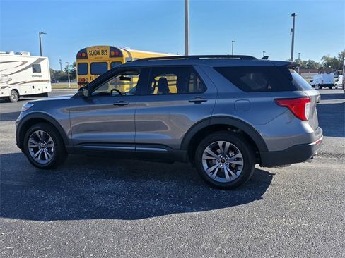 Used 2022 Ford Explorer XLT w/ Equipment Group 202A image 7