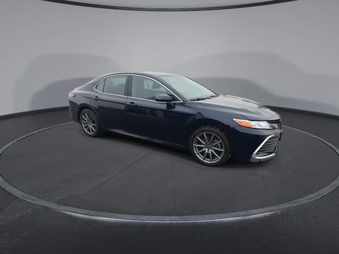 Used 2022 Toyota Camry XLE image 2