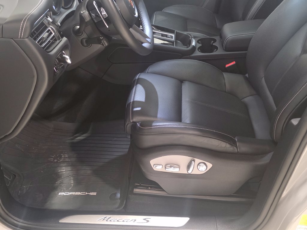 Certified 2026 Porsche Macan S AWD/4WD image 6