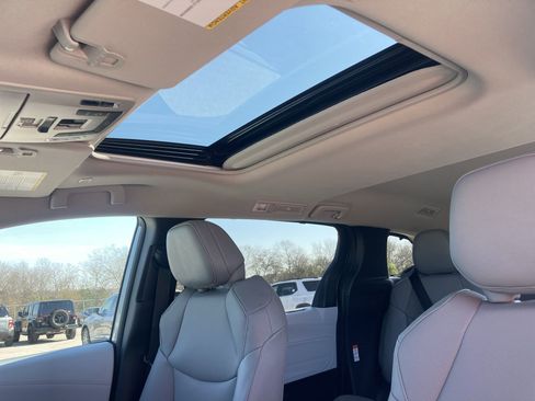 Certified 2026 Toyota Sienna XLE image 16
