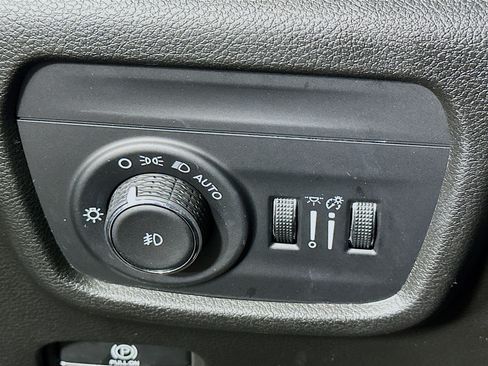 Used 2023 Jeep Grand Cherokee L Limited AWD/4WD image 17