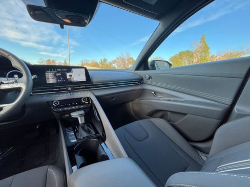 Used 2025 Hyundai Elantra SEL image 33