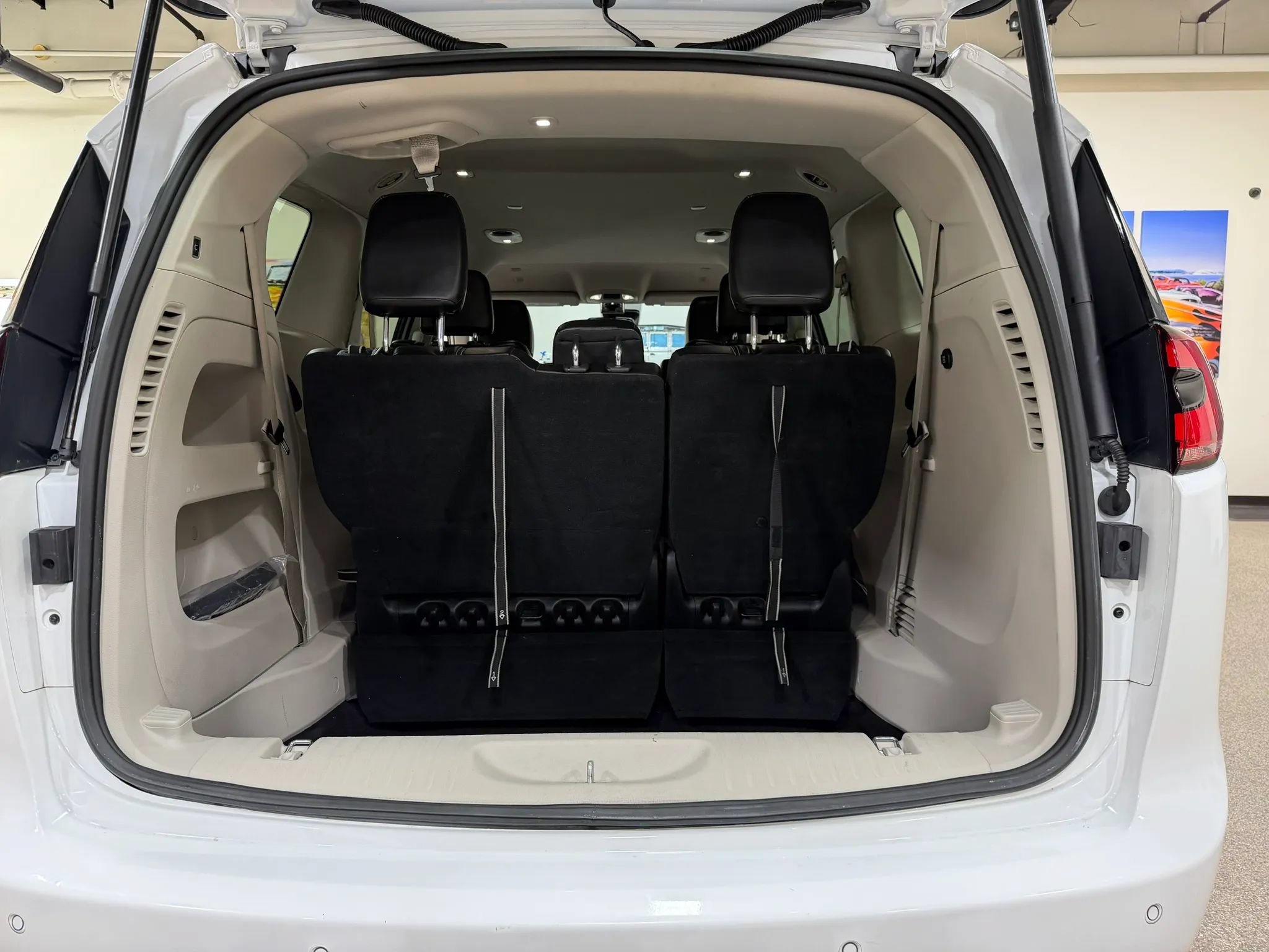 Used 2023 Chrysler Pacifica Touring-L FWD image 31