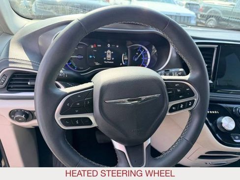 Used 2023 Chrysler Pacifica Touring-L FWD image 13