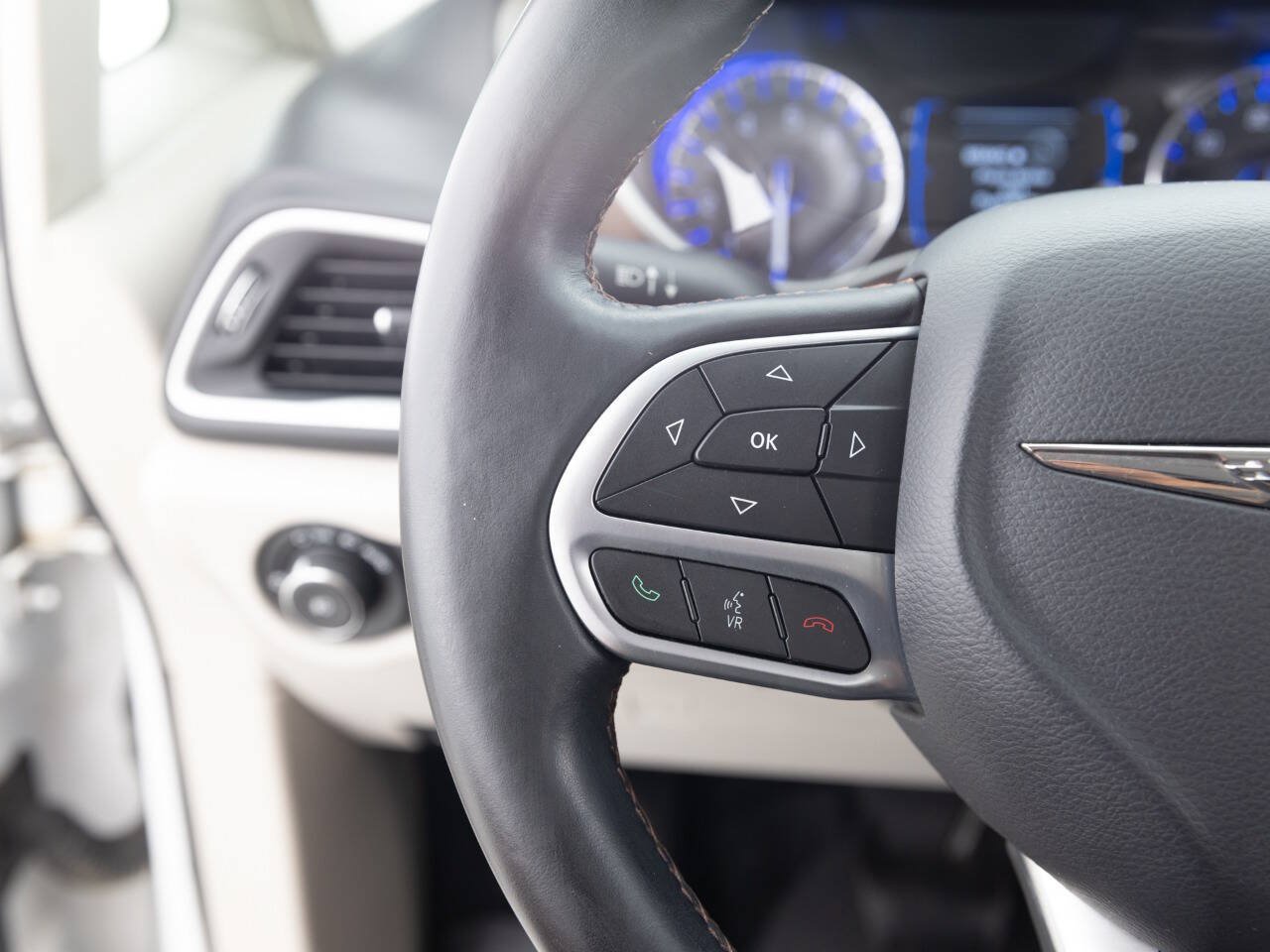 Used 2017 Chrysler Pacifica Touring-L FWD image 35