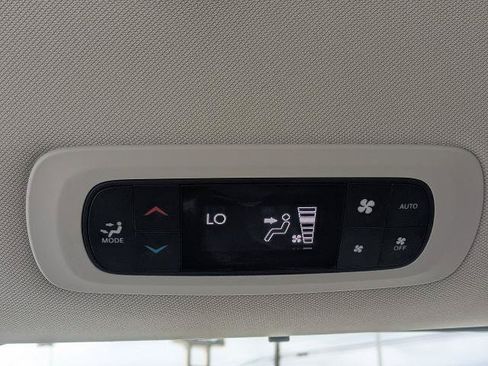 Used 2023 Chrysler Pacifica Touring-L FWD image 16