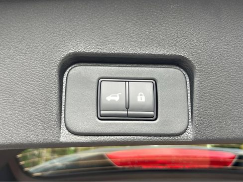 Used 2025 Nissan Rogue SV FWD image 9