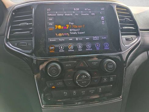 Used 2019 Jeep Grand Cherokee Laredo AWD/4WD image 12