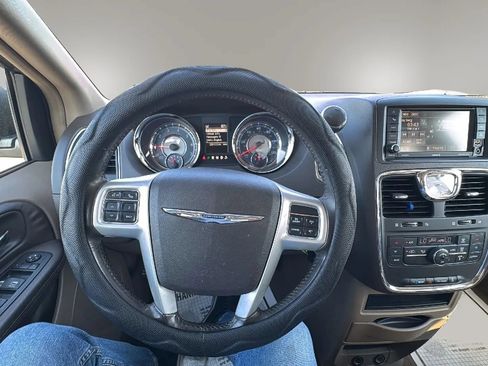 Used 2016 Chrysler Town & Country Touring FWD image 10