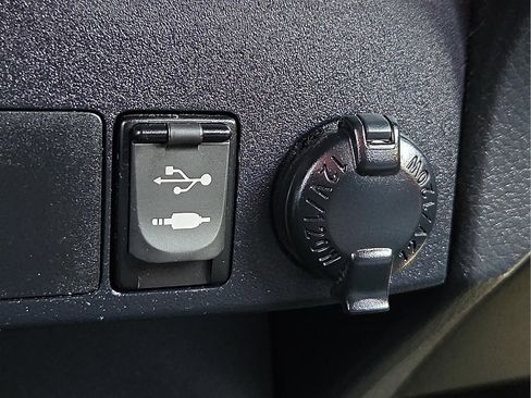 Used 2016 Toyota RAV4 SE w/ Advanced Technology Package image 17