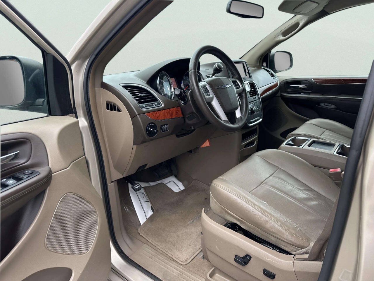 Used 2014 Chrysler Town & Country Touring FWD image 11