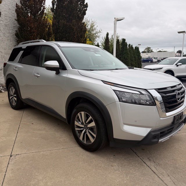 Used 2025 Nissan Pathfinder SL AWD/4WD image 3