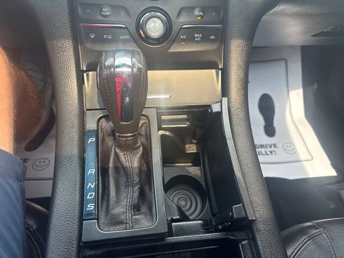 Used 2015 Ford Taurus Limited FWD image 32