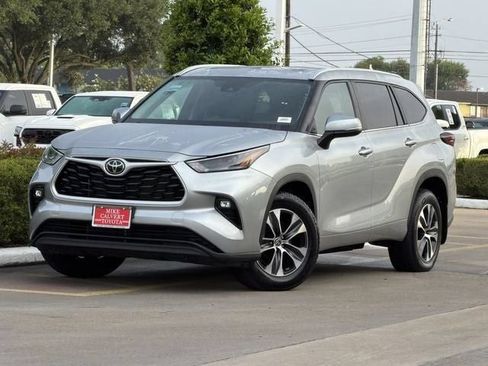 Used 2024 Toyota Highlander XLE AWD/4WD image 2