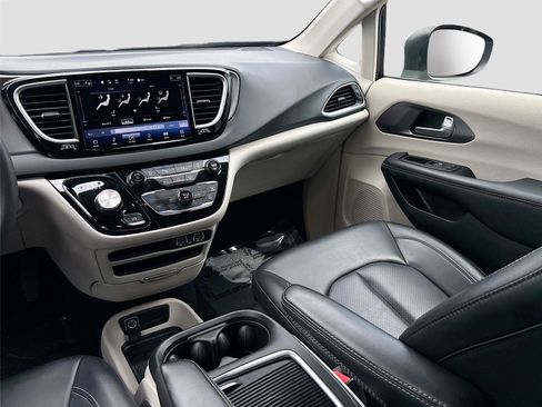 Used 2023 Chrysler Pacifica Touring-L FWD image 22