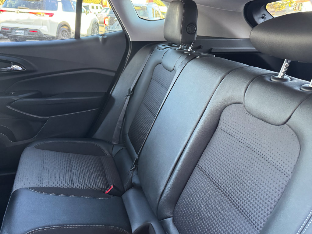 Used 2025 Chevrolet Trax LT FWD image 14
