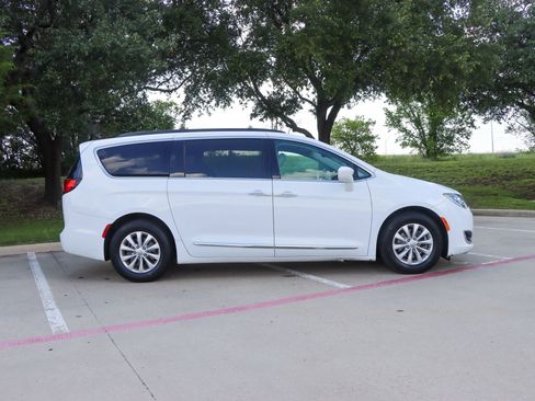 Used 2017 Chrysler Pacifica Touring-L FWD image 8
